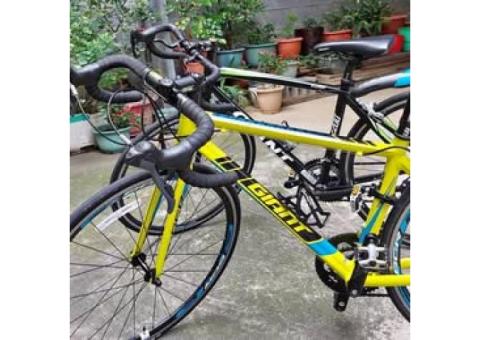 捷安特彎把公路車出售,黃色2x8刹把定位變速,尺寸xs,黑色傳統變速2 X7段變速尺寸s,煞車變速功能正常,歡迎現場看車 試騎!,黑色售價3500元!黃色已售出!