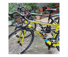 捷安特彎把公路車出售,黃色2x8刹把定位變速,尺寸xs,黑色傳統變速2 X7段變速尺寸s,煞車變速功能正常,歡迎現場看車 試騎！,黑色售價3500元！黃色已售出！