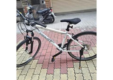 二手的捷安特26吋車架S的前避震24段變速腳踏車